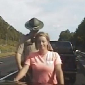 Poliziotto palpa automobilista fermata per le cinture di sicurezza