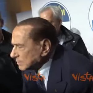 Berlusconi a due ragazze: "Queste due bionde cosa vogliono?"