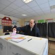 Elezioni 2018, Bersani gaffe: infila scheda da solo nell'urna con tutto il bollino anti-frode03