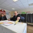 Elezioni 2018, Bersani gaffe: infila scheda da solo nell'urna con tutto il bollino anti-frode01