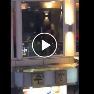 Cina: amplesso completo in una camera di hotel. Peccato che la vetrata sia trasparente... VIDEO