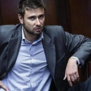 YOUTUBE Alessandro Di Battista: "Renzi arrogante. Pur di non dimettersi frantuma il Pd"