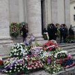 Funerale Fabrizio Frizzi, I fiori fuori dalla chiesa