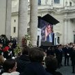 Funerale Fabrizio Frizzi. Il conduttore saluta sul maxischermo