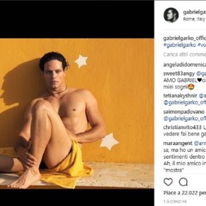 Gabriel Garko svestito sui social: la fan lo accusa di esibizionismo