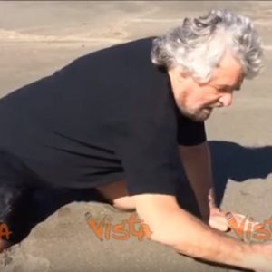 Beppe Grillo scrive le maggioranze sulla sabbia VIDEO