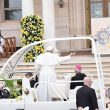 Papa Francesco saluta fedeli a San Giovanni Rotondo
