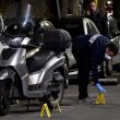 Roma, auto non si ferma all'alt e tenta di investire carabiniere: militare spara e ferisce due donne03