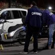 Roma, auto non si ferma all'alt e tenta di investire carabiniere: militare spara e ferisce due donne06