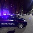 Roma, auto non si ferma all'alt e tenta di investire carabiniere: militare spara e ferisce due donne08