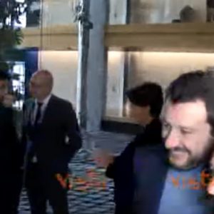 Salvini, tutti pazzi per il leader della Lega: sostenitori in fila per fare selfie