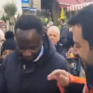 Salvini, selfie con un ragazzo nero saluta Balotelli: "Ciaone, bacioni"