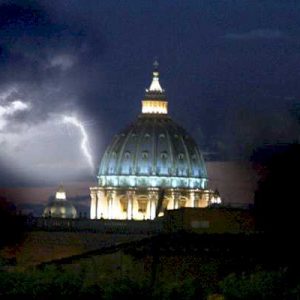 "L'Inferno non esiste!" e la basilica di San Pietro tremò: piovono calcinacci su Papa Francesco
