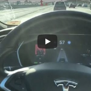 California, un pilota Tesla torna sul luogo dell'incidente mortale e l'auto va di nuovo in tilt