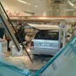 Bari, perde controllo auto e sfonda vetrina Prenatal al centro commerciale02