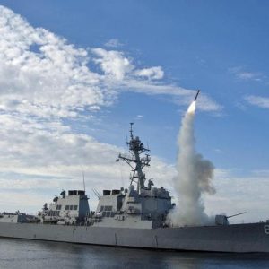 Trump muove nave da guerra verso la Siria, jet russi a bassa quota: battaglia dei cieli in vista?