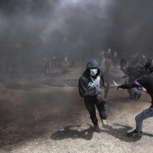 Palestinesi protestano contro Israele