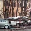 Ramo crolla su auto in sosta a Roma