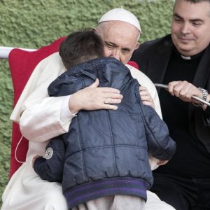 Papa Francesco ha consolato il bimbo orfano a Corviale