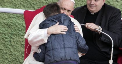 Papa Francesco ha consolato il bimbo orfano a Corviale