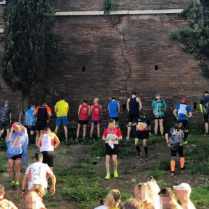 Maratona di Roma: partecipanti fanno pipì accanto alla metro Colosseo. Bagni chimici sono ancora lì