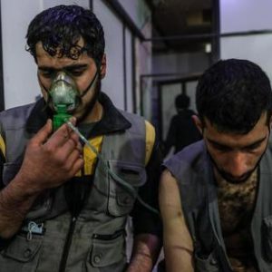 Siria, gas sui civili sfollati a Ghuta, si temono 100 morti. Trump attacca Putin e l'animale Assad