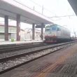 Il treno arriva in stazione a Montesilvano