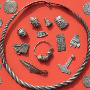 L'isola del tesoro vichingo sul Baltico: rinvenute monete di mille anni fa e il martello di Thor