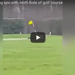 YOUTUBE Uomo filmato mentre fa sesso con buca da golf