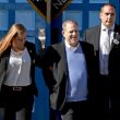 Harvey Weinstein, accusato di stupro, paga cauzione