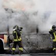 Un autobus di linea in fiamme in via del Tritone