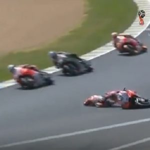 MotoGp. Andrea Dovizioso cade di Francia mentre è in testa: ora è a -49 da Marquez