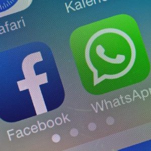 Facebook e WhatsApp integrati, la nuova funzione per condividere i post