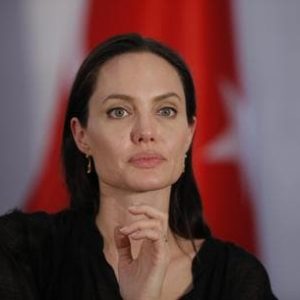 Angelina Jolie furiosa: non può portare con sé i figli a Londra. Divieto del tribunale