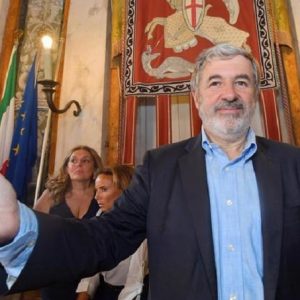 Genova. Il sindaco Marco Bucci alza i tacchi e se ne va: Antifascisti? Fascisti? Non ho tempo