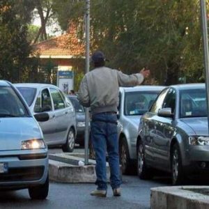 Vicenza, litiga col parcheggiatore abusivo e viene preso a bastonate