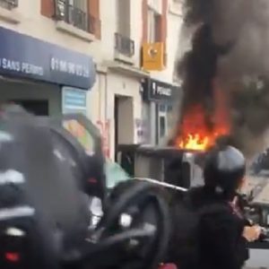 Caos a Parigi, corteo del Primo Maggio: anarchici danno fuoco a McDonald's e concessionaria Renault