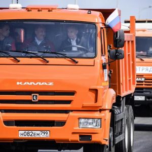 YOUTUBE Putin inaugura il ponte tra Russia e Crimea guidando un camion
