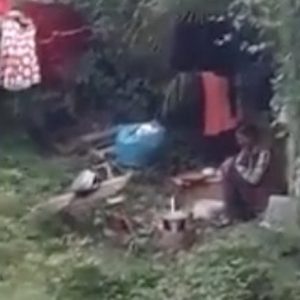 YOUTUBE Anziana rom filmata: "Ha cucinato un gatto e se l'è mangiato"