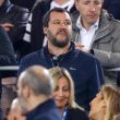 Matteo Salvini allo stadio con la giacca della griffe di CasaPound. Ed è polemica