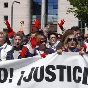 Spagna, prof difende il branco che stuprò ragazza a San Firmino: "Sono sicuro che ha goduto"
