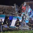 Caluso (Torino), treno urta tir e deraglia: un morto, 15 feriti