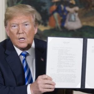 Trump firma per lo stop all'accordo con l'Iran