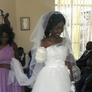 Zanele sposa senza un braccio