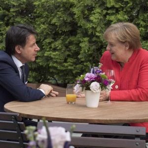 Migranti, Merkel chiama Conte e assicura: "Bozza Ue sarà accantonata"