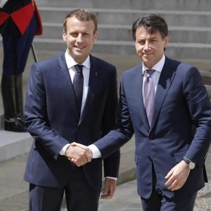 Migranti, pace Italia-Francia con stretta di mano. Conte a Macron: "Hotspot nei paesi di origine"