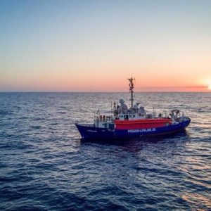 Lifeline nelle acque di Malta, ma non a terra. E i migranti? Non c'è accordo in Europa sulla spartizione