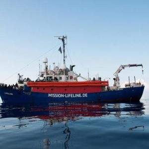 Migranti, la Lifeline attracca a Malta. I 234 profughi redistribuiti in otto paesi Ue, nave Ong sequestrata