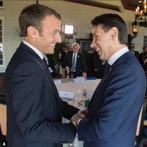 Macron chiama nella notte Conte: telefonata "cordiale", ma niente scuse