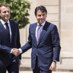 Macron insulta l'Italia, Conte gli bacia l'anello, sono 12 secoli che va avanti così...